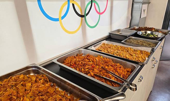 이탈리아 밀라노 급식지원센터에 2026 밀라노-코르티나담페초 동계올림픽 대한민국 선수단을 위한 다양한 반찬이 놓여져 있다. 연합뉴스