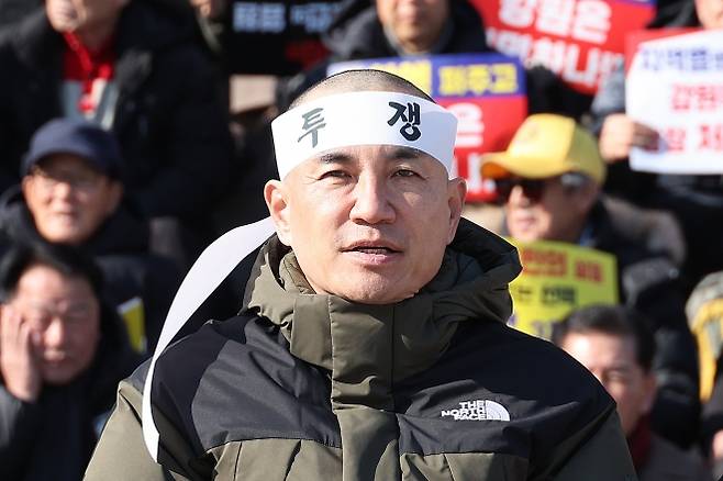 김진태 강원도지사가 9일 서울 여의도 국회 본청 앞에서 열린 강원특별법 3차 개정안 입법 촉구 대회에서 삭발 후 구호를 외치고 있다. 2026.2.9 뉴스1