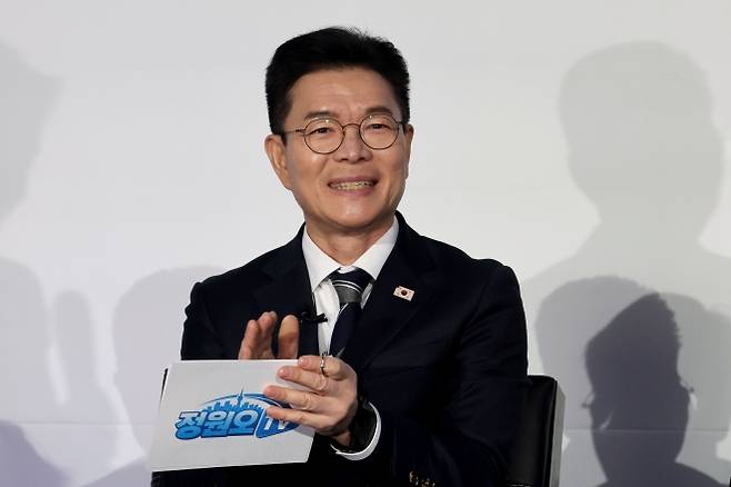 정원오 성동구청장이 지난 8일 서울 영등포구 문래동 복합문화공간 올댓마인드에서 열린 북콘서트에 손뼉을 치고 있다. 이날 정 구청장은 서울시장 출마 의사를 공식화했다. 뉴스1