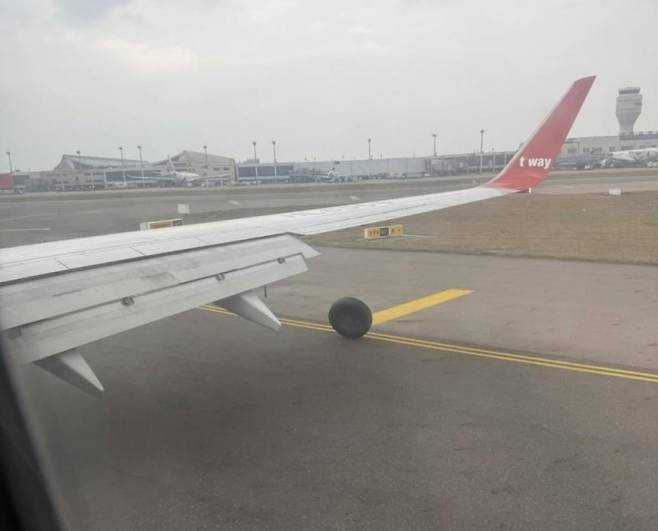 대만 공항 착륙 중 바퀴 빠진 티웨이항공 여객기. 중시신문망 캡처