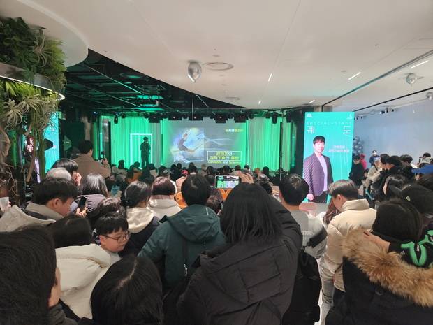 7일 ‘내 친구 서울 서울갤러리’에서 열린 유튜버 궤도의 강연을 시민들이 경청하고 있다. 사진제공=서울시