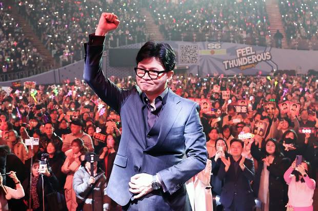 한동훈 전 국민의힘 대표가 8일 서울 송파구 잠실실내체육관에서 열린 자신의 토크콘서트에 입장하며 주먹을 쥐어보이고 있다. 뉴스1