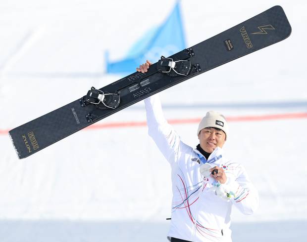 8일(현지시간) 이탈리아 리비뇨 스노파크에서 열린 2026 밀라노-코르티나담페초 동계올림픽 스노보드 남자 평행 대회전 결승 시상식에서 은메달을 따낸 김상겸이 메달을 들어보이고 있다. 연합뉴스