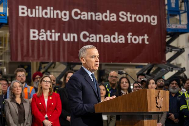 마크 카니 캐나다 총리가 5일 온타리오주 우드브리지에 있는 자동차 부품 공장을 방문해서 연설하고 있다.  AP연합뉴스