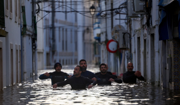 지난 5일 폭우 피해 지역을 돌아보며 주민들을 구출하는 포르투갈 자원봉사자들의 모습. 로이터 연합뉴스