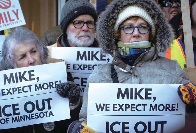 2월2일 미네소타주 타깃 본사 앞에서 시위대가 회사의 신임 CEO 마이클 피델케가 미네소타주와 타깃 매장에서의 ICE(이민세관단속국) 작전에 반대하는 입장을 밝힐 것을 요구하고 있다. ⓒAFP 연합