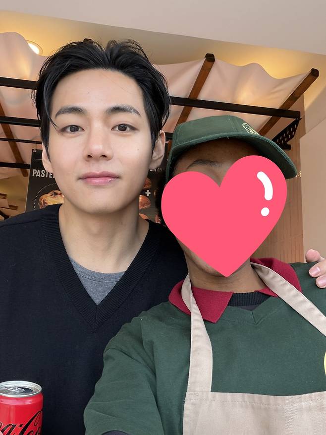 방탄소년단 뷔와 포르투갈 팬이 함께 찍은 사진 (사진출처=팬 SNS)