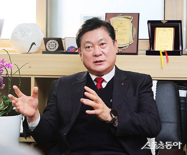 이영훈 인천 미추홀구청장이 스포츠동아와 인터뷰를 진행하고 있다. 사진｜박미정 기자