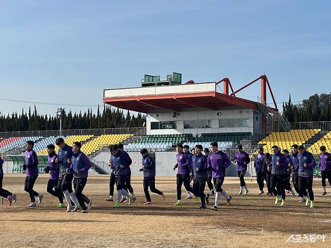 안양 선수들이 9일 남해스포츠파크에서 열린 2차 동계전지훈련 도중 가볍게 뛰며 몸을 풀고 있다. 남해|백현기 기자 hkbaek@donga.com