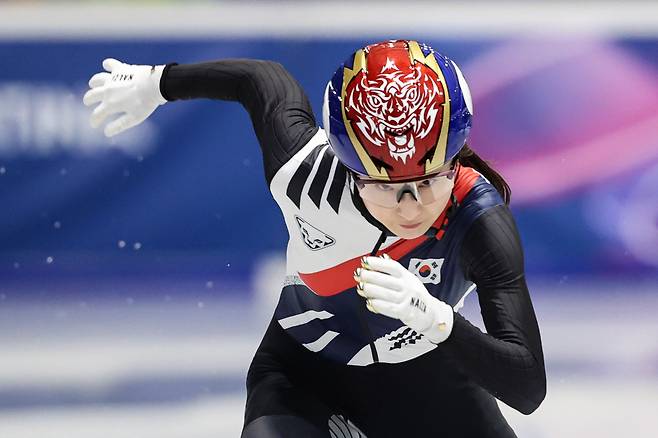 2026 밀라노ㆍ코르티나담페초 동계올림픽 쇼트트랙에 출전하는 최민정이 8일(현지시간) 이탈리아 밀라노 아이스스케이팅 아레나에서 스타트 훈련을 하고 있다. 2026.2.9 연합뉴스