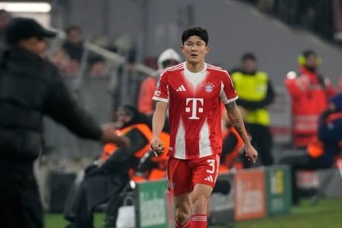 바이에른 뮌헨 김민재가 지난달 22일 유럽챔피언스리그 생질루아즈전에서 퇴장당한 뒤 아쉬운 표정으로 그라운드를 나서고 있다. AP연합뉴스