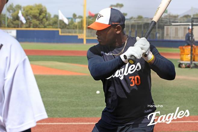 ▲ 올해 다시 한화 유니폼을 입은 페라자는 공수 모두에서 업그레이드가 큰 기대를 모으고 있다 ⓒ한화이글스