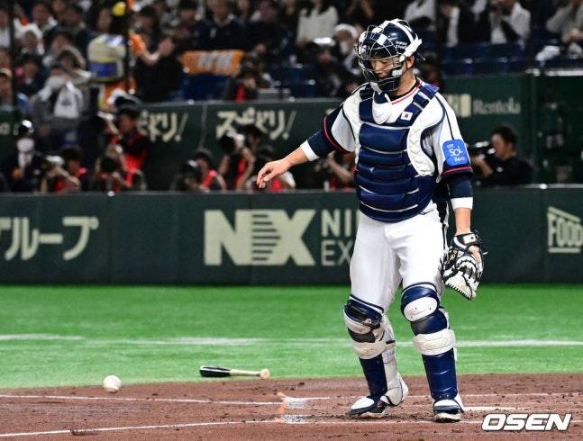 지난해 11월 16일 일본과 평가전에 나선 최재훈(오른쪽)의 모습.