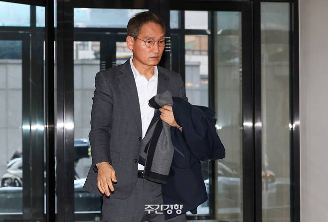 검찰의 쿠팡 수사 무마·퇴직금 미지금 의혹 등을 수사하는 안권섭 상설특별검사가 서울 서초구 특검 사무실로 들어서고 있다. 권도현 기자