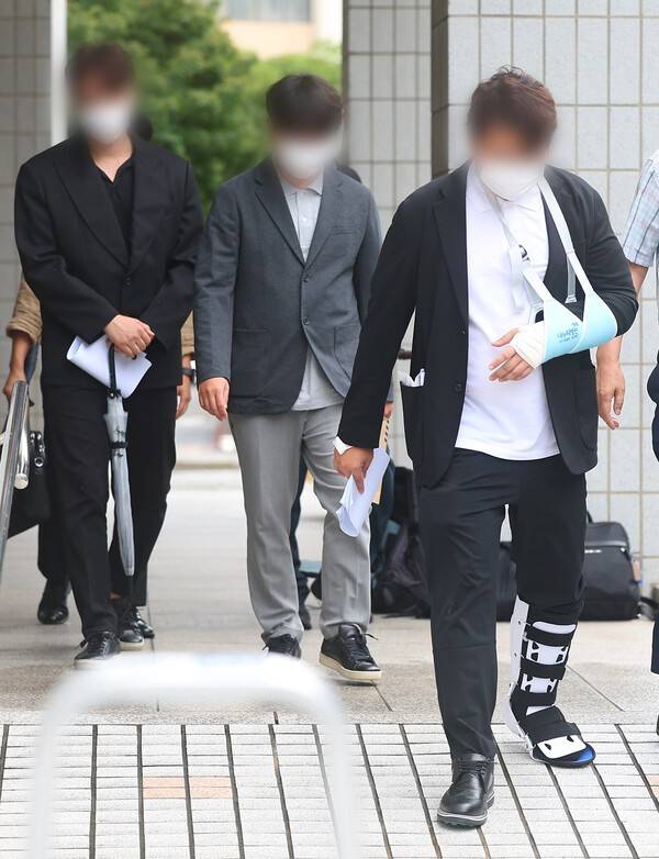 2023년 피카코인 시세조종 연루 의혹을 받는 이희진씨가 사기·특정경제범죄가중처벌법상 배임·범죄수익은닉규제법 위반 혐의로 영장실질심사(구속 전 피의자 심문)을 받기 위해 서울 양천구 서울남부지법으로 출석하고 있다. 사진=연합뉴스