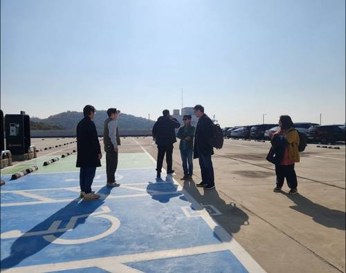 고양의 임시서고 옥상에서 대기하고 있는 입양인과 류동익 대표 일행 [류동익 대표 제공]