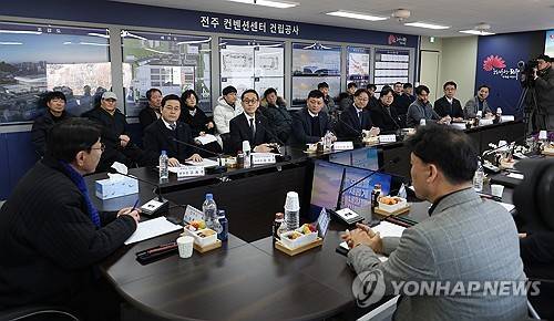 안전 강조하는 우범기 전주시장(맨 왼쪽) [촬영 : 김동철]