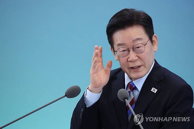 발언하는 이재명 대통령 (창원=연합뉴스) 한상균 기자 = 이재명 대통령이 6일 창원 성산구 창원컨벤션센터에서 열린 '경남의 마음을 듣다' 타운홀미팅 간담회에서 발언하고 있다. 2026.2.6 xyz@yna.co.kr