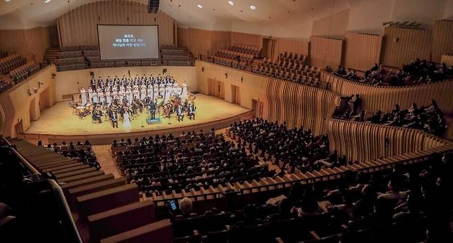 ▲&nbsp;인천시립합창단 공연 모습.&nbsp;/사진제공=인천문화예술회관