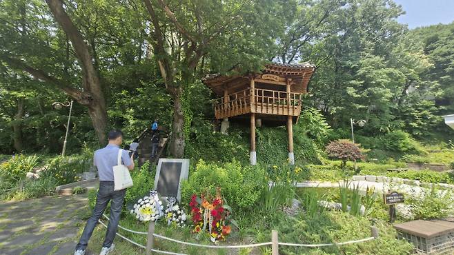 80년 5월27일 시위를 주도했던 3학년(81회)들이 졸업 30주년을 맞아 세운 오이칠정과 기념비. 독자 황행자 제공