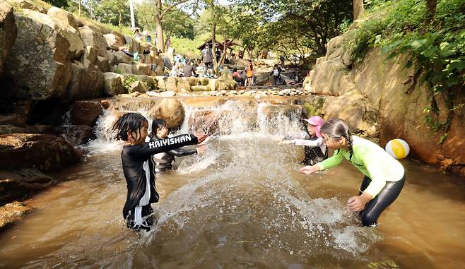 전남 영광군 태청산 안골 계곡을 찾은 아이들이 물놀이를 하며 더위를 식히고 있다. /임문철 기자 35mm@namdonews.com