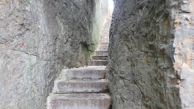 전남 여수 향일암의 바위길. /향일암 제공