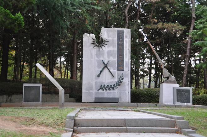 광주 북구 중외공원에 자리한 '광주·전남 순국학생 위령탑'.이 위령탑은 6·25전쟁에 참전해 순국한 광주·전남 출신 학도병 122명을 기리기 위해 1989년에 세워졌다. /국가보훈처 제공