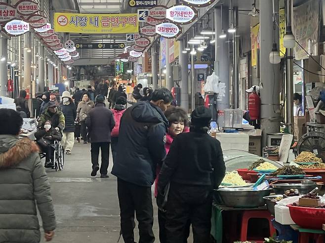설 연휴를 앞둔 10일 광주 북구 말바우시장이 명절 제수용품을 구입하려는 시민들로 북적이고 있다. /박건우 기자