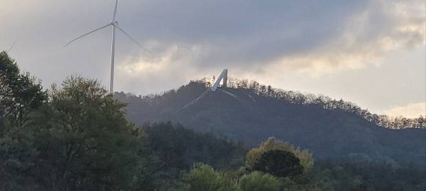 지난해 4월 화순에서 하단이 꺾이는 사고가 난 풍력발전기.  <화순군 제공>