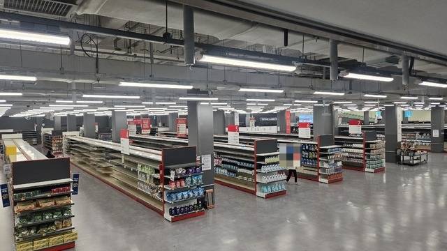 10일 홈플러스 완산점의 대부분 판매대가 비어있다. 사진=김경수 기자