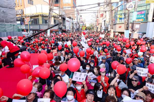국민의힘이 6.3지방선거에서 인구 50만 이상 대도시 기초단체장의 공천을 중앙당서 직접 심사하겠다고 밝혀 유불리를 따지는 출마자들의 셈법이 복잡해지고 있다. 사진은 지난해 대선 때 국민의힘 포항유세 광경. 사진=경북도민일보 DB