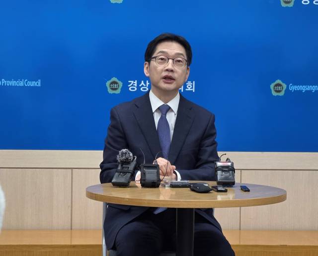 김경수 지방시대위원장이 10일 경남도의회 브리핑룸에서 부울경 행정통합 관련 기자회경을 열고 있다. 강대한 기자