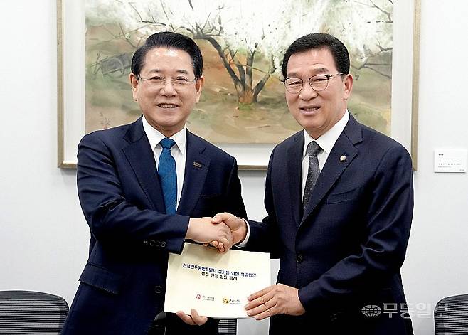 김영록 전남지사가 10일 서울 국회에서 신정훈 국회 행안위원장과 면담을 갖고 전남광주행정통합 특별법 필수 특례 반영 방안 협의를 위한 협조를 요청하고 있다.