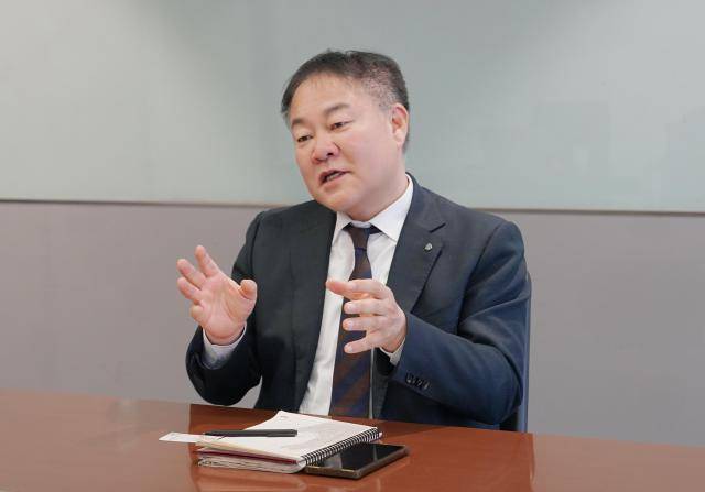 김학균 신영증권 리서치센터장이 지난 9일 서울 여의도 신영증권 본사에서 아주경제와 인터뷰를 하고 있다. [사진=송하준 기자]