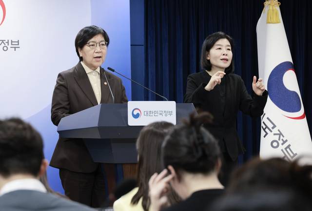 정은경 보건복지부 장관이 10일 정부서울청사에서 의사인력 양성규모 관련 브리핑을 하고 있다. 정부는 2027년부터 2031년까지 의과대학 정원을 연 평균 668명을 증원하기로 했다. 복지부 제공