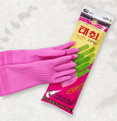 ▲다이소의 '근본이즘' 기획전에서 선보인 '태화 고무장갑' 이미지.사진=다이소 홈페이지