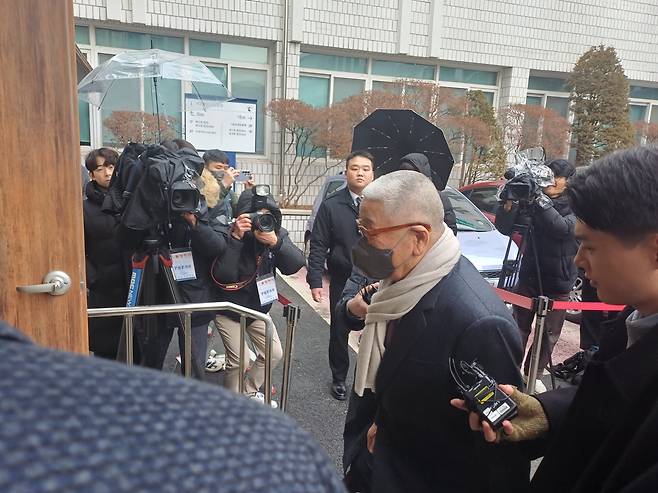 ▲ 마스크와 머플러를 두르고 법원으로 들어가는 정도원 회장의 모습. <이재 기자>