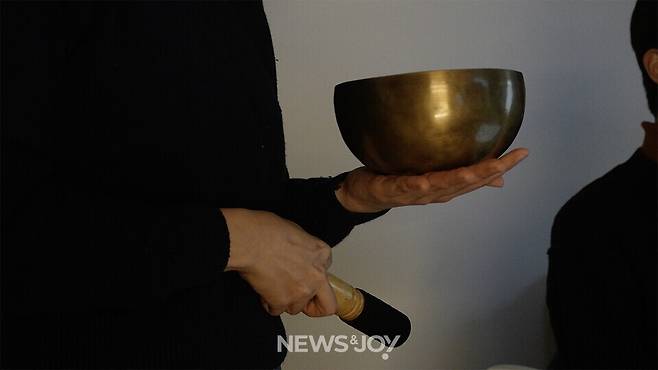 영인이 싱잉볼을 울리며 향심기도를 안내하고 있다. 뉴스앤조이 나수진