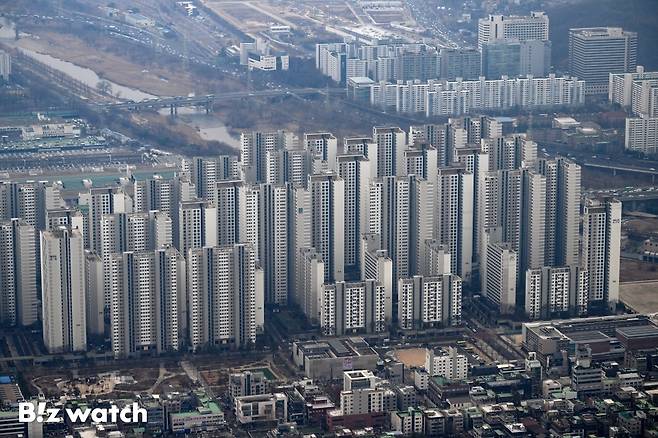 정부가 최근 다주택자 양도소득세 중과 유예 조치 종료를 확정하면서 서울 강남 3구(서초·강남·송파구)를 포함한 서울 동남권의 매물 증가세가 두드러지고 있다. 사진은 10일 롯데타워에서 바라본 송파 헬리오시티 모습./사진=이명근 기자 qwe123@