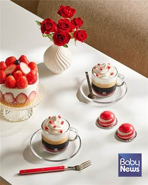 ▲ 네스프레소 '화이트 초콜릿&스트로베리향 커피'와 '스트로베리 콘파냐' 레시피 음료. ⓒ네스프레소