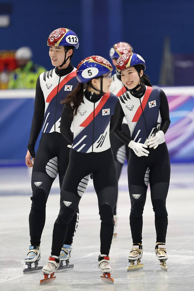 2026 밀라노ㆍ코르티나담페초 동계올림픽 쇼트트랙에 출전하는 이준서, 김길리 등 대표팀 선수들이 8일(현지시간) 이탈리아 밀라노 아이스스케이팅 아레나에서 훈련 중 밝은 표정으로 대화하고 있다. 사진=연합뉴스