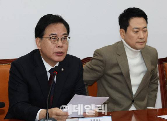 사진 왼쪽 송언석 국민의힘 원내대표