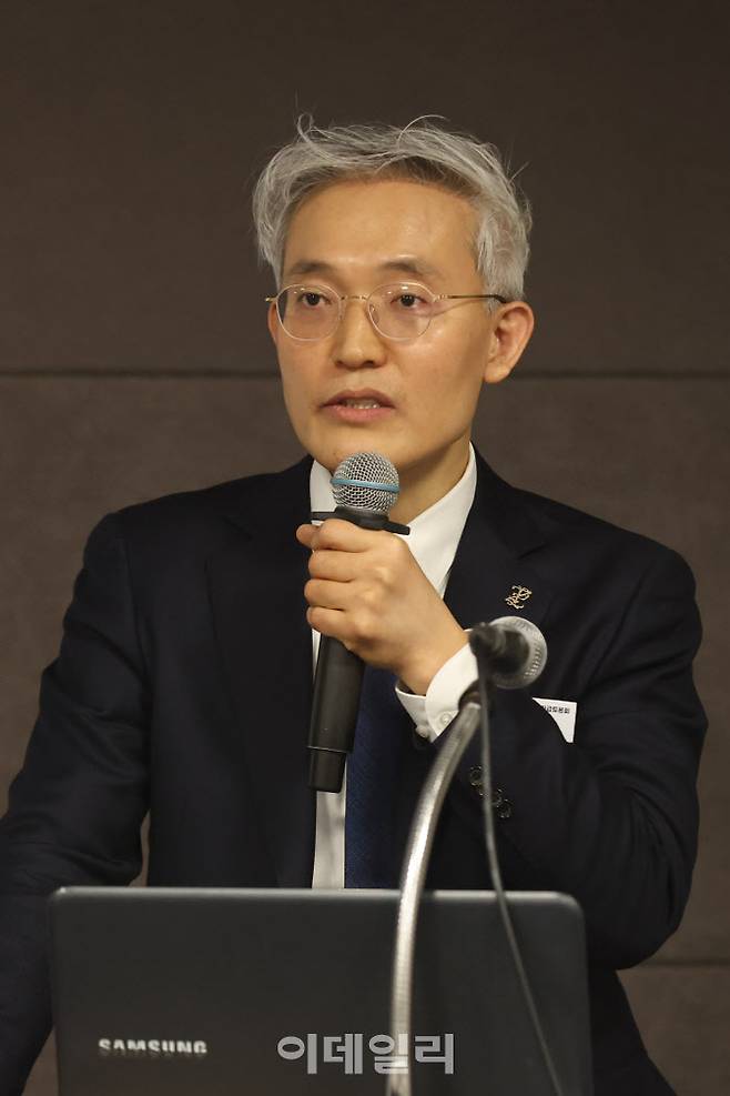 [이데일리 이영훈 기자]  김종승 엑스크립톤(xCrypton) 대표가 10일 오전 서울 중구 대한상공회의소에서 열린 ‘디지털자산 거래소 소유규제에 대한 긴급 토론회’에서 발제를 하고 있다.