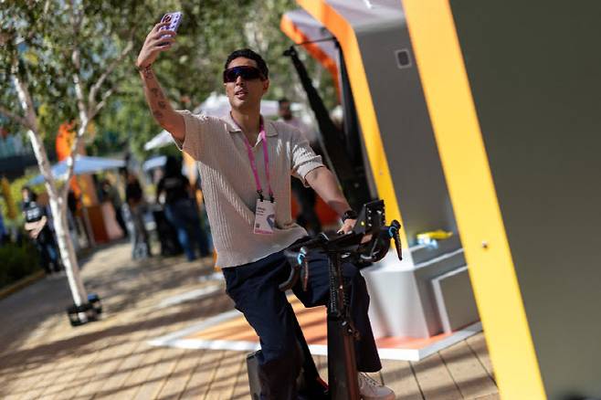 지난해 9월 16일(현지시간) 미국 캘리포니아주 멘로파크에 있는 메타 본사에서 열린 연례 '메타 커넥트' 콘퍼런스에서 한 방문객이 새로 공개된 메타 스마트 안경을 살펴보며 셀카를 찍고 있다. (사진=로이터)