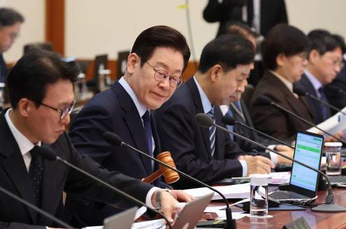 이재명 대통령이 10일 청와대에서 의사봉을 두드리며 국무회의 개회를 선언하고 있다. (사진=연합뉴스)