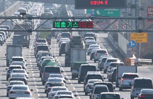 도로에 배출가스 5등급 차량 집중단속이 전광판에 안내되고 있다.(사진=연합뉴스)