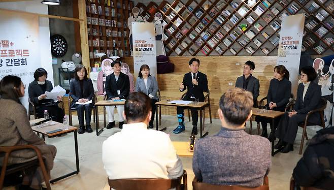 김영훈 고용노동부 장관은 10일 주 35시간 근무제를 시행중인 ‘재담미디어’를 찾아 간담회를 가졌다. 이 회사는 장시간 근로 관행으로 인한 인재 유출을 막기 위해 근로시간을 단축하면서도 조직 재설게와 프로세스 혁신을 통해 업무성과는 유지하고 있다. (시잔제공=고용노동부)