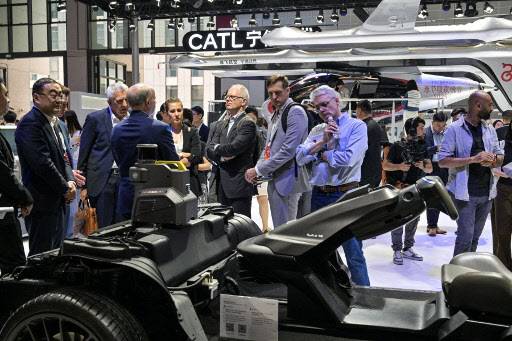 지난해 4월 중국 상하이 국가전시컨벤션센터에서 열린 제21회 상하이 국제자동차산업박람회에서 관람객들이 CATL 전시 부스를 둘러보고 있다.(사진=AFP)