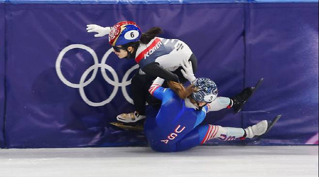 미국 선수와 부딪혀 넘어지는 김길리 10일(현지시간) 이탈리아 밀라노 아이스스케이팅 아레나에서 열린 2026 밀라노ㆍ코르티나담페초 동계올림픽 쇼트트랙 혼성계주 준결승에서 김길리가 미국 선수와 부딪히며 넘어지고 있다.(사진=연합뉴스)