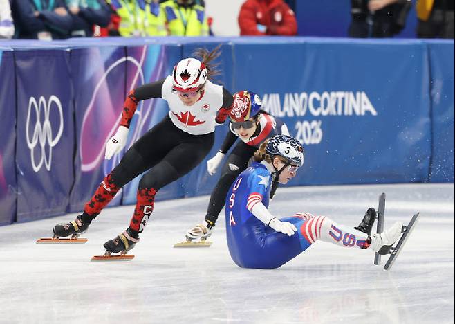 10일(현지시간) 이탈리아 밀라노 아이스스케이팅 아레나에서 열린 2026 밀라노-코르티나담페초 동계올림픽 쇼트트랙 혼성계주 준결승. 한국 김길리가 미국팀과 충돌하고 있다. 사진=연합뉴스